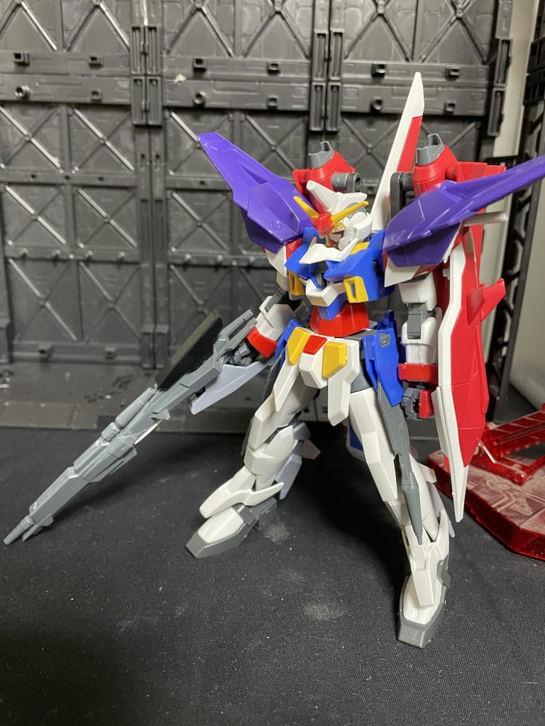 形になってからしばらく塗装を面倒くさがったのと、カラーリングをセイバーに寄せるか否かで悩んでました