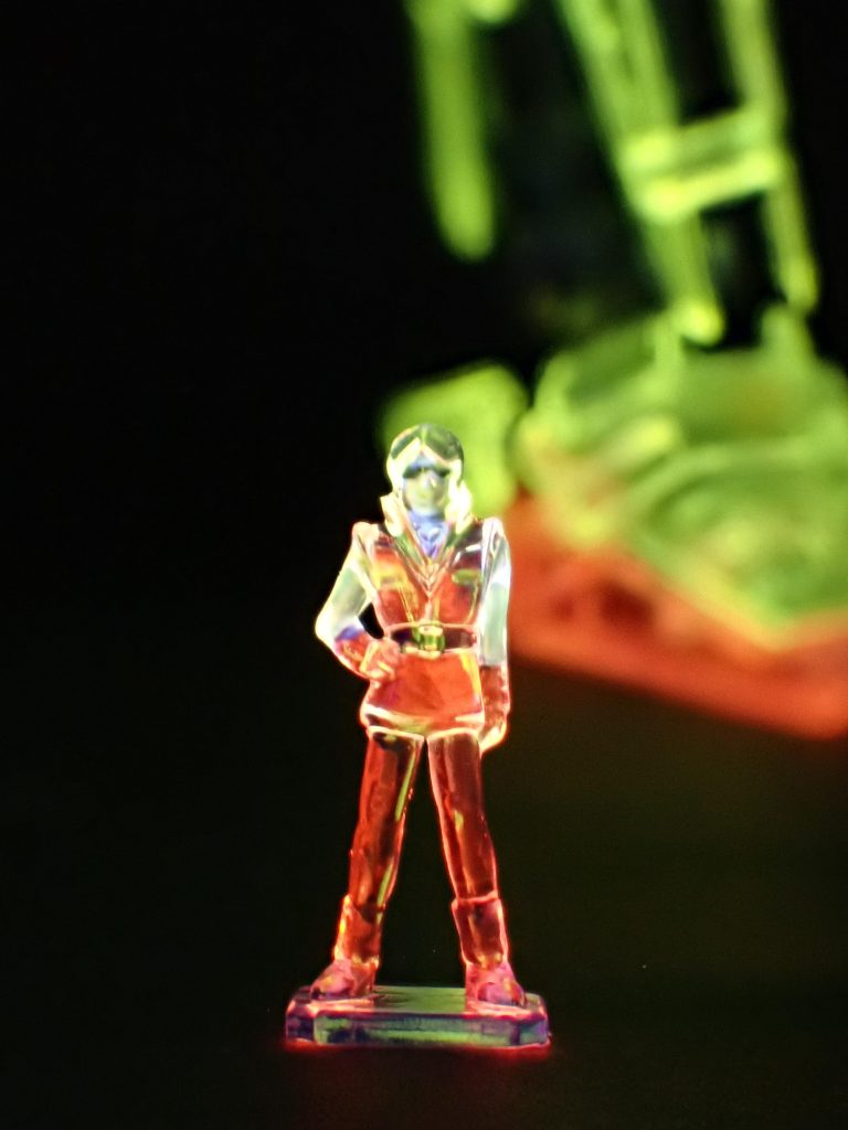 ちなみに、クワトロさんもブラックライトではっちゃけます。