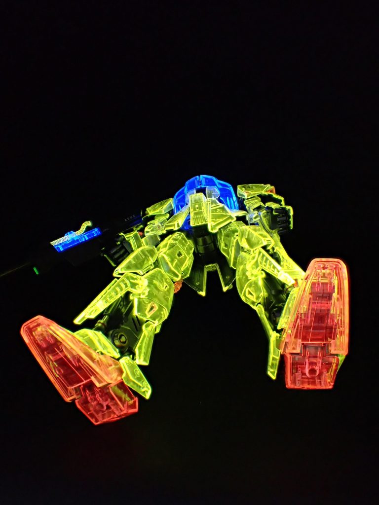 倒して撮影しただけですが、背景が暗いので浮いた様に見えますね。