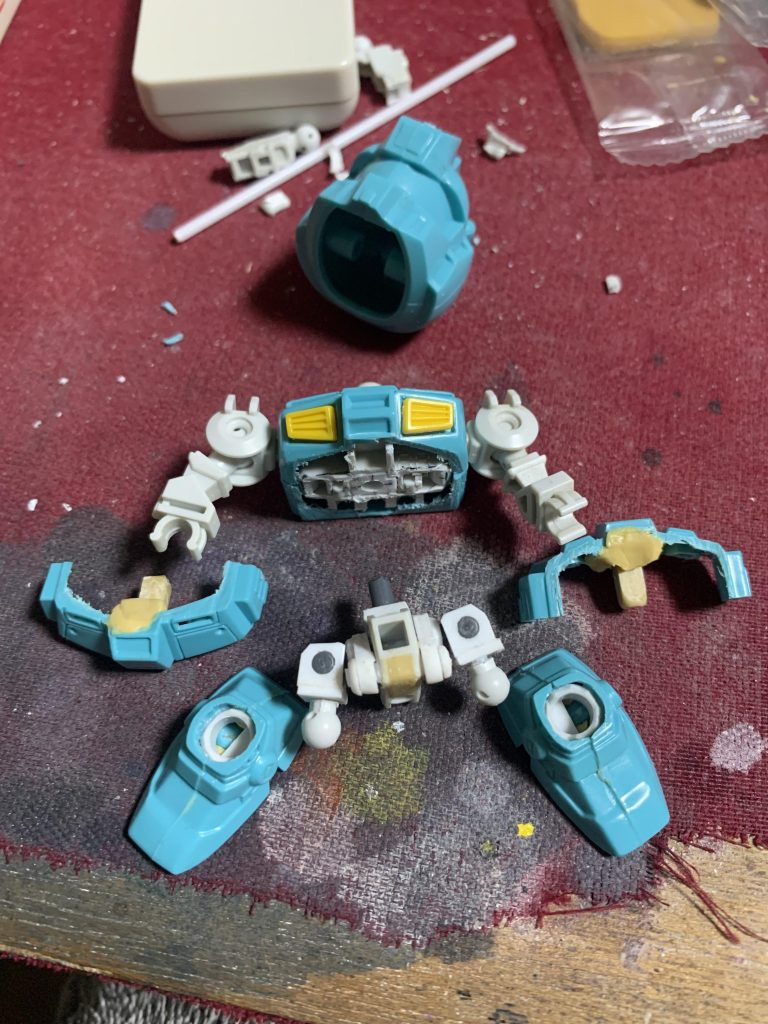 SDフレームを加工したフレームが入っております。下半身は左右独立可動股関節を追加。足パーツの中にもSDフレームを入れています。