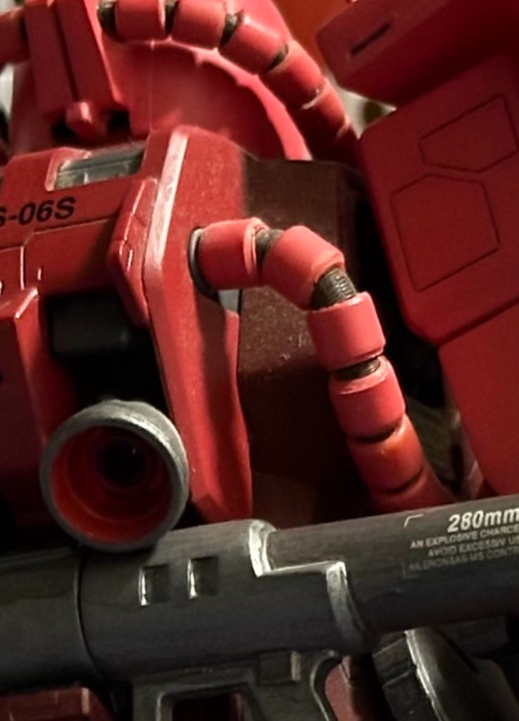 外装だけでなく、内部フレームも塗装してます。スラスター内部もレッドで塗装。若い頃のワタシ、マメだった。