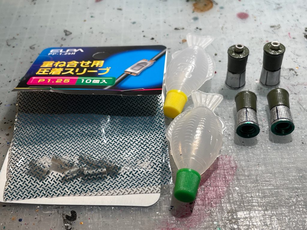 ファンネルは100均の醤油差しキャップ2個と電線圧着スリーブとパテで作成。1個35円位かな・・・セコいなぁ。