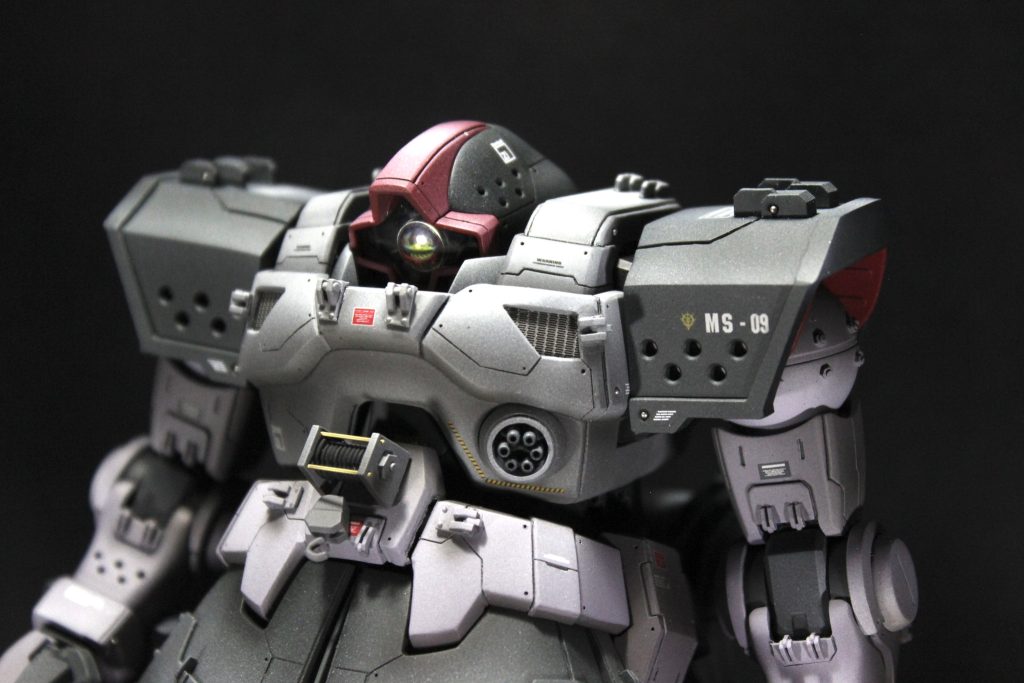 上半身のディテールです。モノアイをVCドーム+SPプレートに変更(今回は6mmを使用しました。)肩は自作3Dパーツにて出力しました。ここが大きなテーマの一つ「形状変更」で、いろんな作例見てた中で、かっこいいなぁと思うドムの多くが四角い肩してたんですよね。それに影響を受けて、なるべくできそうなところにはエッジを作ろうというのが今回のテーマでした。胸パーツはスジ彫りとキサゲでの面取りでガッツリ分割されている感じに変更し、穴開けてメッシュ貼りました。拡散ビーム砲のところはガトリングに変更。すみません、実弾が好きなもので…