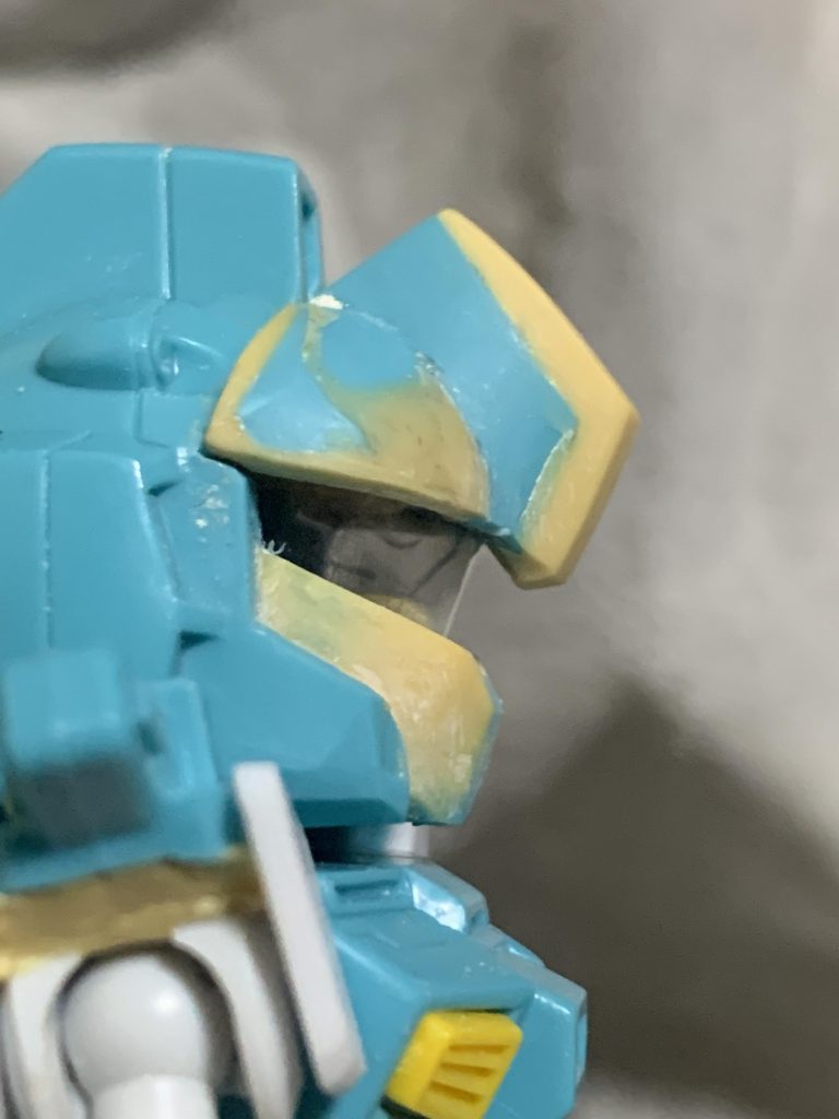 クリアバイザーは透明塩ビ板0.3ミリかPET板だと思います。多分、画像を見る限り、厚さ的に塩ビ板だと思います。プラ板は割れやすいのよね…