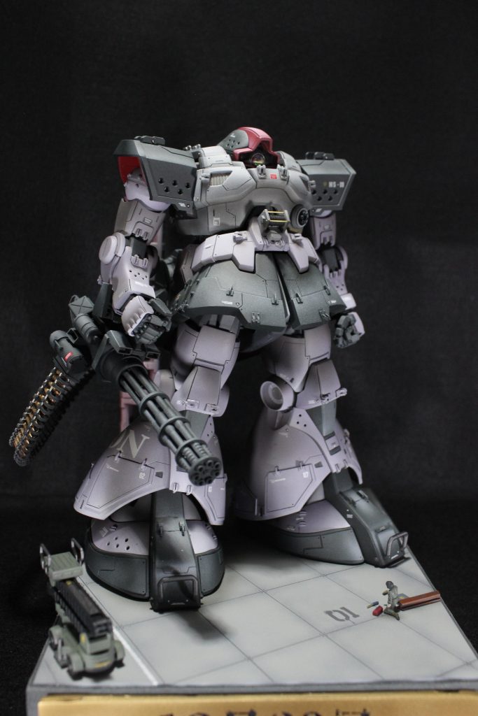 「色による情報量の追加」先日の展示会でプロモデラーのコジマ大隊長にMGザクを見てもらい、そこでいただいたアドバイスをすぐ実践!ということで自分なりに陰影がつくであろうシチュエーションを考えてみました。①格納庫の天井から照らされることによる上方向からの光と影②格納庫の床からの反射で起こる下方向からの光と影③MSの構造上できる影の3つを意識して塗装をしました。