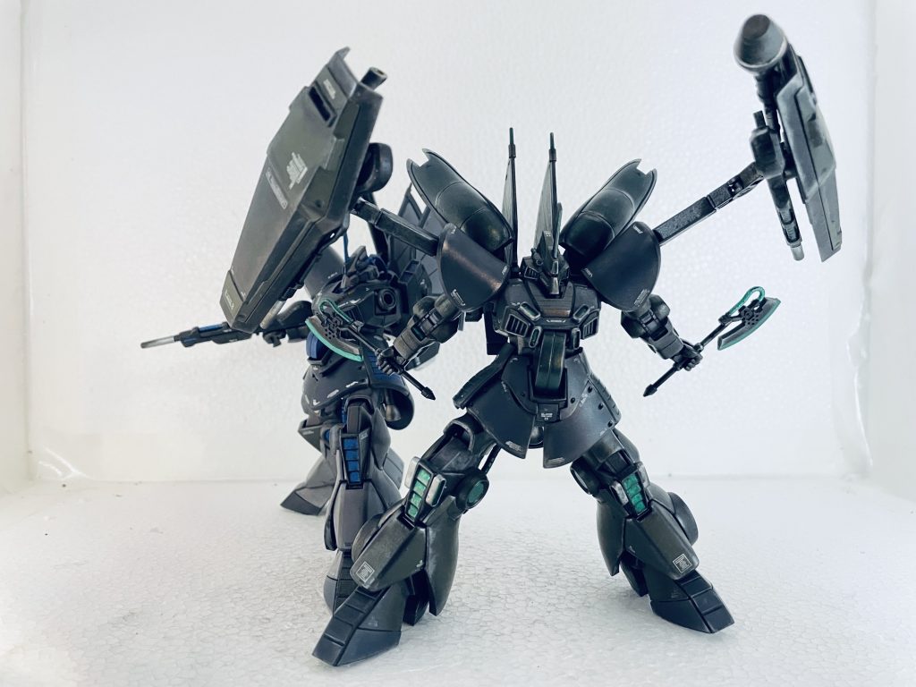 妄想設定の続き・・・UC0098。イザベラに招かれた男性は、MSの知識、整備の技量を買われ、メカニックとしてルオ商会に身を置くことなる。イザベラは彼をルークと呼ぶようになる。他人には心を開かないイザベラだが、ルークにはその心情を語りかけることが多くなる、やがて2人の関係は親子のようにも映るようになる。そんななか、ルオ商会重役出席の商談において事件が発生。護衛役のイザベラが敵MSに追い詰められたとき、ルークが単身ドダイに乗り込みディジェを載せ救出、敵MSと交戦し勝利を収める。この時ディジェのサイコフレーム反応数値が以上に高かったこと、その感応波がルークから発せられたことが判明。ルオ商会はルークの正体について調査を開始する。調査依頼を受けたカイ・シデンは1年戦争末期から、南洋同盟騒乱のさなか、非人道的な研究とそれによって生まれた「悪魔」の存在をつきとめる。その名は「ダリル・ローレンツ」、リユースPデバイスのパーツであり、ニュータイプ。ルークはまさにその「悪魔」だった。ルオ商会は期せずして切り札を得たと認識、病院で幽閉されていた研究者JJセクストンを高額の賄賂をもって招き入れリユースPデバイスのMS換装に着手する。JJと再会したルークは自分がダリルであるという記憶が蘇る事への恐怖にさいなまれ、脱走を試みる。その時、ルオ商会と敵対するシンジケートが最新MS部隊を率いて攻めてきた。イザベラはディジェで応戦するも損傷、敵MSの銃口がイザベラのコックピットに向けられたとき、ビームライフルの閃光が・・・。瞬く間に敵MS一体が無残にも残滅。敵部隊長は「どこから撃った・・・別格に遠いぞ・・・」と恐れおののく。すると警戒音とともに高速で接近する機影がレーダーにとらえられる。それは、リユースPデバイスを装備したディジェ、「サイコディジェ」であった。敵MS部隊を瞬時に殲滅したサイコディジェ、そのコックピットの中でルークは一言「俺の名はダリル・ローレンツ、また悪魔に心を売ってしまった・・・」と涙を流した。はたしてダリルは悪魔として蘇ったのか、それとも父親としての愛なのか・・・