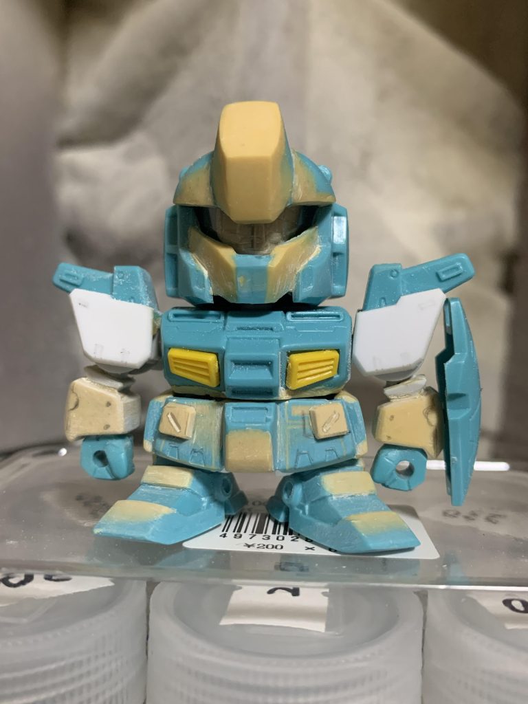 肩の可動域はアップしますが、肩フレームがでかいのでそこだけはBB戦士のパーツが使えないので外装を自作する必要があります。前腕はSDフレームに直接パテ造形しています。