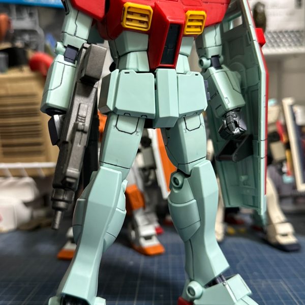 クローゼットをゴソゴソしていたら、ＭＧのビームライフルを発見。ＭＧガンダムではなくＭＧジムのモノ。スコープが折れていたので接着剤でペタり。さて、何かに使ってやろう！ちなみにＭＧジムにはＭＧジムカスタムのマシンガンを持たせています。ＭＧジムのカッコ良さは異常。ジムがカッコ良くて何が悪い！？（4枚目）