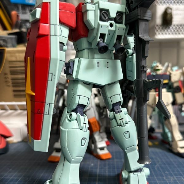 クローゼットをゴソゴソしていたら、ＭＧのビームライフルを発見。ＭＧガンダムではなくＭＧジムのモノ。スコープが折れていたので接着剤でペタり。さて、何かに使ってやろう！ちなみにＭＧジムにはＭＧジムカスタムのマシンガンを持たせています。ＭＧジムのカッコ良さは異常。ジムがカッコ良くて何が悪い！？（5枚目）