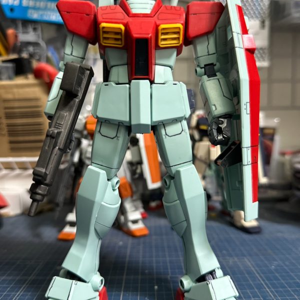 クローゼットをゴソゴソしていたら、ＭＧのビームライフルを発見。ＭＧガンダムではなくＭＧジムのモノ。スコープが折れていたので接着剤でペタり。さて、何かに使ってやろう！ちなみにＭＧジムにはＭＧジムカスタムのマシンガンを持たせています。ＭＧジムのカッコ良さは異常。ジムがカッコ良くて何が悪い！？（3枚目）