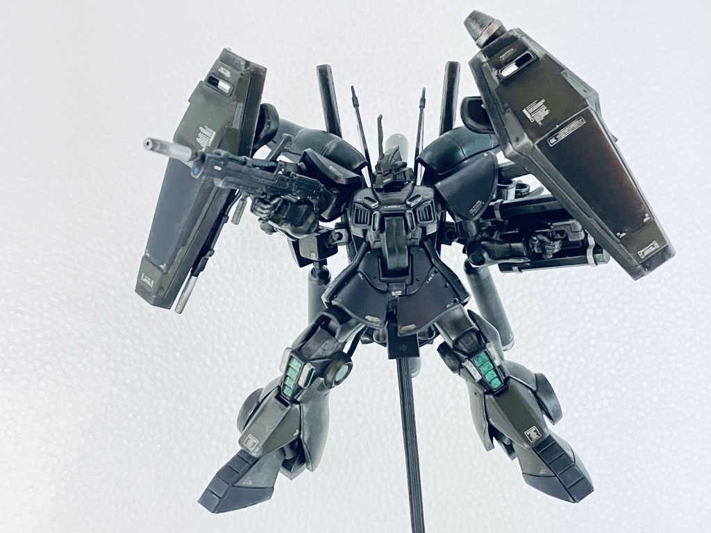 ディジェHGをサンダーボルト風にモリモリ武装。メタリックグリーンの部分がサイコフレーム部分です。シールド、ミサイルランチャーは因縁のフルアーマーガンダムのジャンク移植。右腕のシールドはバックパックに移植、スラスター&Iフィールド発生器として運用。ヒートホークの刃の部分はサイコフレーム化して威力を強化、さらに感応波によってファンネルのように使用可能。(ゲッターロボのトマホーーーーーク、ブーーーーーメランが出来る。)通常ファンネルも装備してダリルのリユースPデバイス➕ニュータイプ能力に対応。ルオ商会のフラッグシップとして出撃する。宇宙での運用は、シンプルなプロペラントタンクブースター増設で整備性とコストを両立させた。