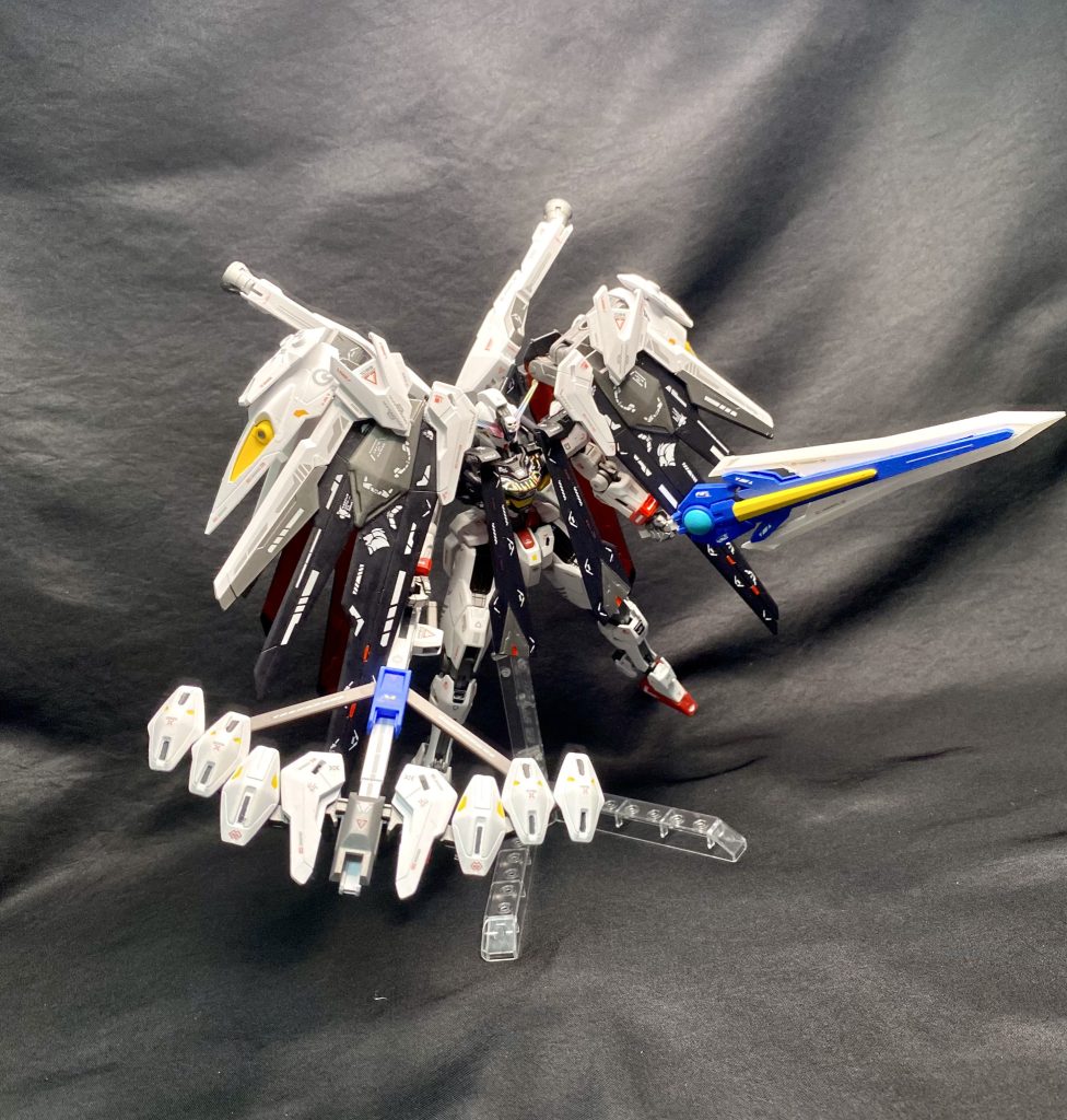 大型実体剣「ムラサメ」稼働時間確保の為に装備された大型実体剣であり、剛性と速度で敵機を叩き切ることに特化した武装。ロッドライフル+ピーフェンスマッシャースラスターを取り払ったバリアブルロッドライフルとライフル先端にガンビットを放射状に配置・合体出来るようにしたピーフェンスマッシャーユニット。これもまた自律制御不可となったガンビットの再利用案であり、放射状にビームを発射できる対軍兵装である。試射の際にビームが放射状に広がる際にピーフェン:孔雀のようだと誰かが口にしたことが由来である(雌の孔雀が羽を広げることは稀である)。