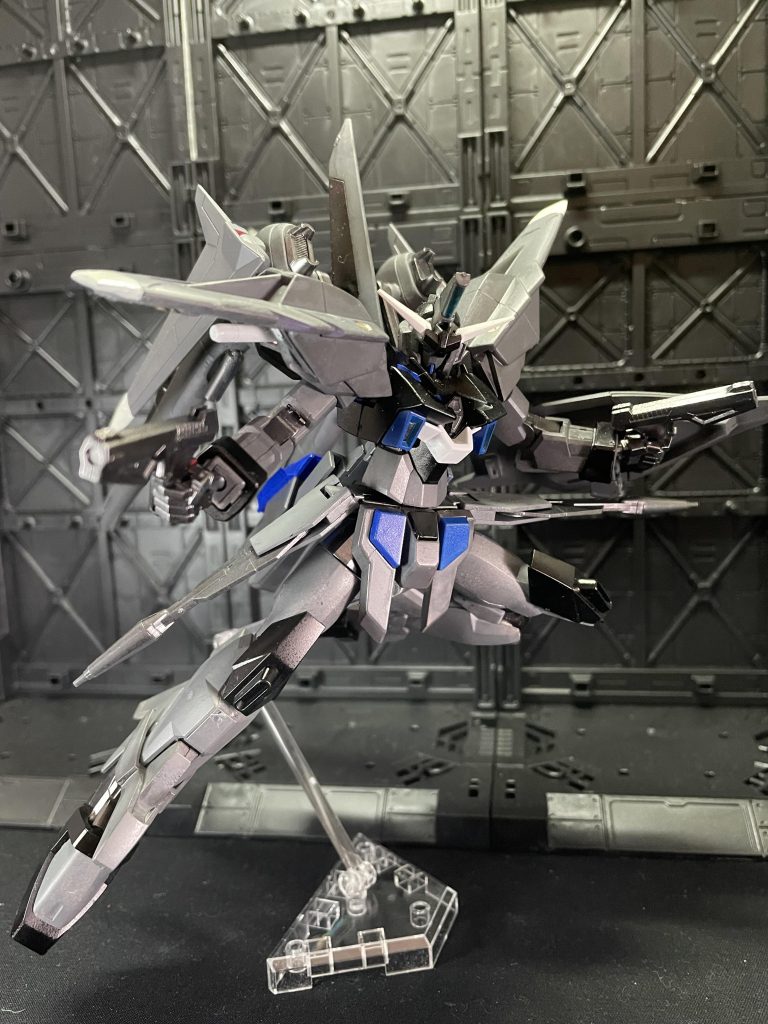 一撃離脱戦法を得意とする本機に敵地の中央で、より敵を攪乱・撃破するために取り回しの良いハンドガン2丁が追加された