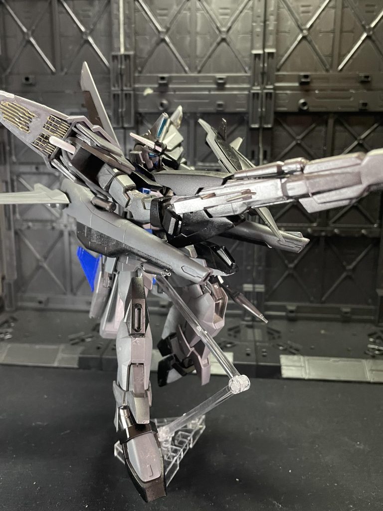 元機体の武装を強化した物が同様に搭載されているが、本機独特の武装としてハンドガンがある