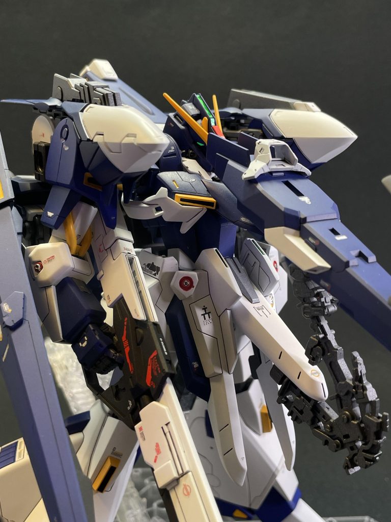 ディテールの追加胸部をメインに、全体にディテールを追加しています肩部と胸部の間に別パーツを組み込み大きくデザインを変更したつもり(ちょっとしたアイキャッチ的要素として)ただでさえゴツゴツゴテゴテした見た目に、どこか明らかなオリジナリティを添えたくてw腰部のフロントアーマーには、オリジナルデザインでギザギザのパネルラインが入っていましたが…これは僕としてはどうしても許せなかったので(勝手な物言いでごめんなさい)改修しました。上手くまとまってよかったと思っています。塗装についてはいつも反省ばかりで、今後の課題としては、マスキングテープ、マスキングゾルなどを駆使しての塗り分けの技術向上に努めたいところです冒頭の話とリンクしますが、このままではいけないと思っている僕としては、技術面と模型に対するスタンスについて、変化を恐れないでいきたいと思っていますw(なんの宣言?)