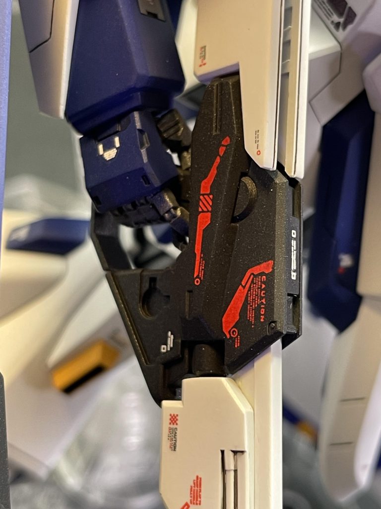 まるで塗装したかのような綺麗な発色でもコレ、ライトを照射しないと見れないwそこがオシャレなんですけどねツインアイのビコーンと共に、一人で遊んでニヤニヤしてましたw