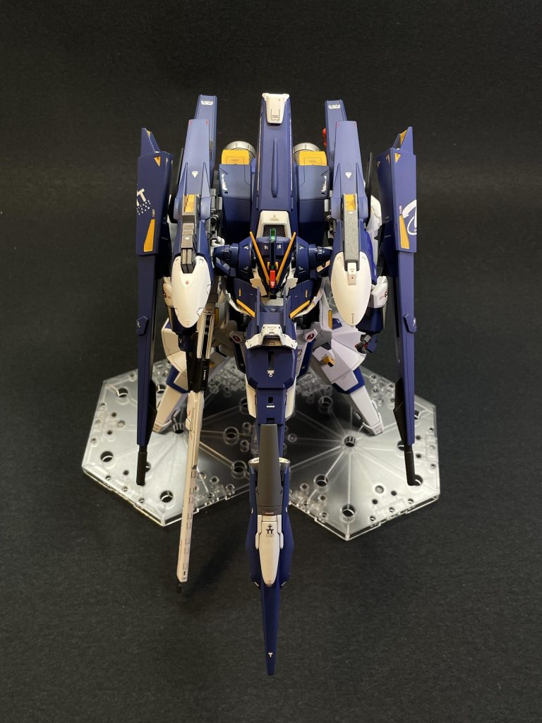 全身上面(俯瞰)全体にずんぐりしたフライルーを、縦方向(脚長加工などで)にスラッとしたスタイルに変更したものの、前後の追加装備によりずんぐりスタイルの印象に逆戻りまあそれがフライルーのアイデンティティというべきか元のデザインはそんなにずんぐりしてないのに…不思議wまあ狙った通りの俯瞰からの印象なので僕としては大満足のフォルムです