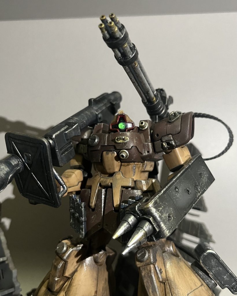 ガッシリしたフォルムに惹かれたこのキット。どうせならとことん盛り込んで仕上げようと思い、肩にはガトリングガンをマウントして、スパイク付きのザクシールドを持たせました。