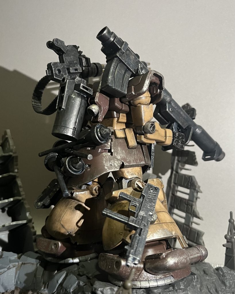 付属のマシンガンは右足にマウントさせました。バズーカを撃ち切ったら素早く持ち帰るイメージです。