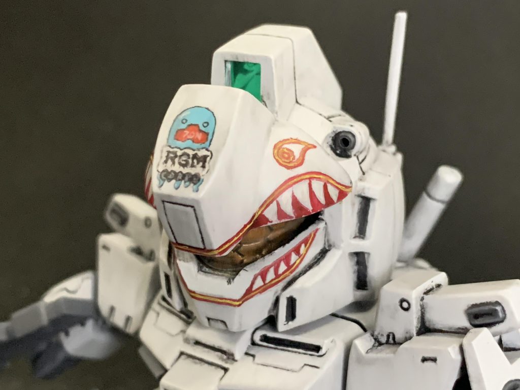 おでこのオリジナルマークも描きやすいサイズでした。やられキャラの代表のスライムとやられメカのジムをもじったデザインになっております。