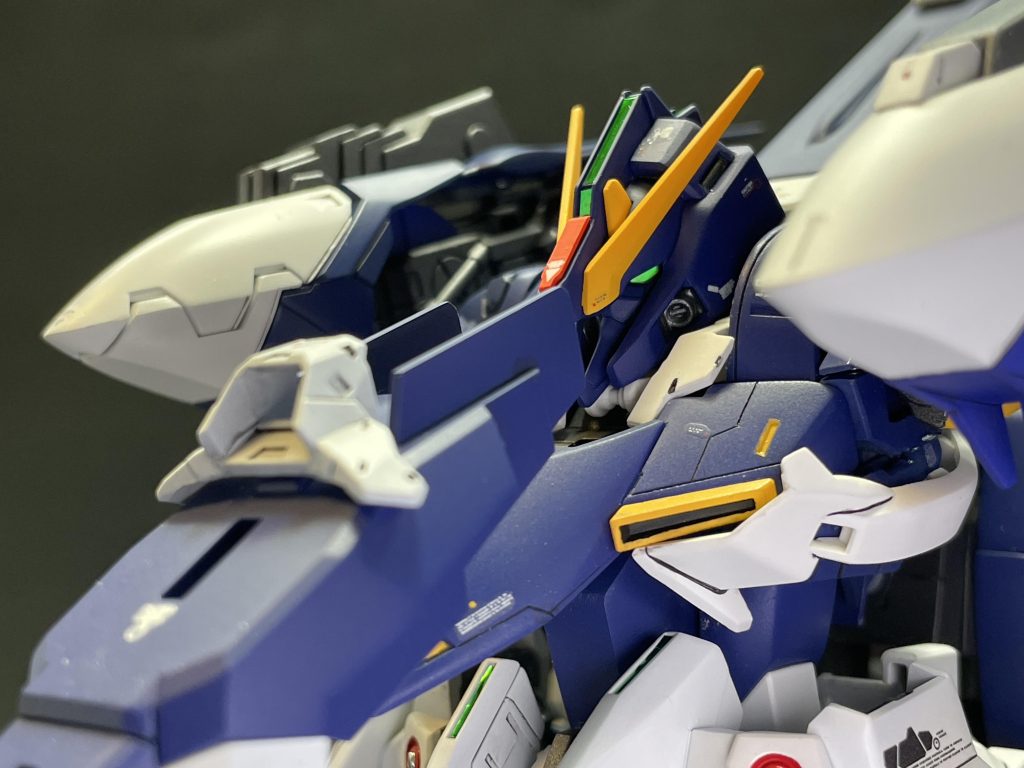 フライルーといえば、ギャプランギャプランといえばガンダム∴フライルー=ガンダムということで、ガンダムフェイス(?)そのまま取り付けようとしても無理でした首元に別パーツを噛ませ、取付位置(高さを上げて後方に下げる)の変更をしましたハイゼンスレイ2の頭部を譲ってくれた友人に感謝(いつもありがとうございます)