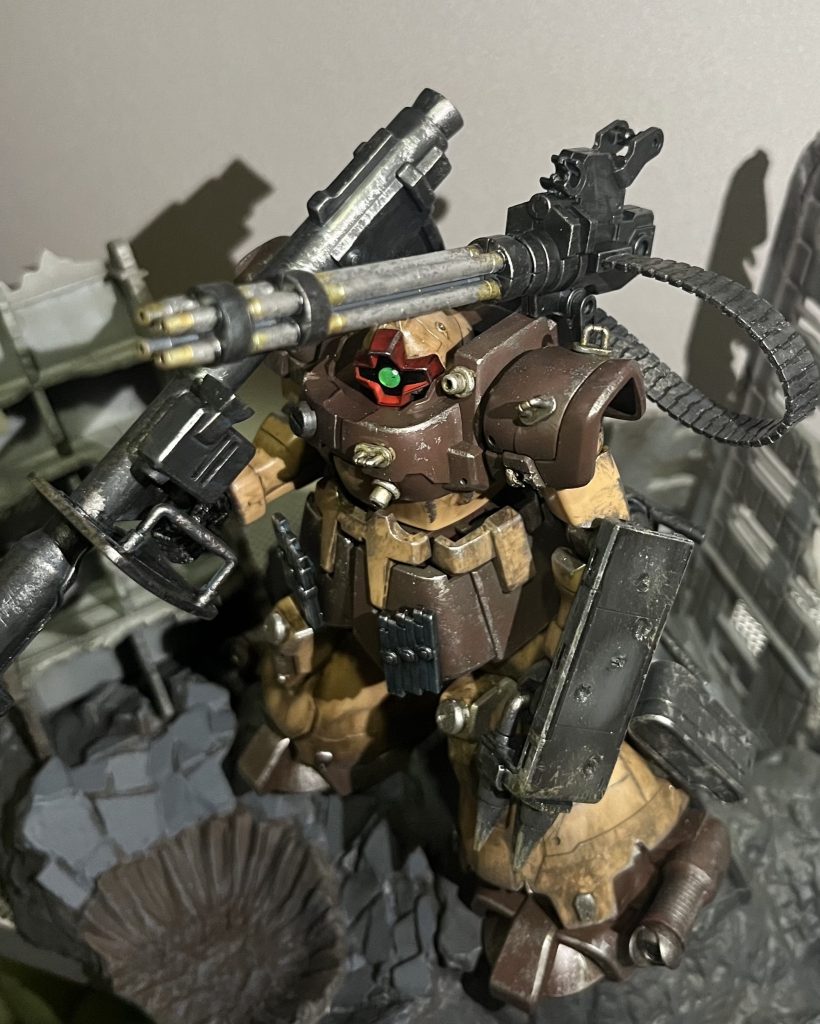 歴戦のドムをイメージしながら作成したので、オーバー気味にウェザリングしてます。シールドや肩アーマー、脚部は被弾したイメージで、ニッパーでえぐってます。やりすぎたかな?と思いながら作りましたが、これはこれでいいのかなーと。