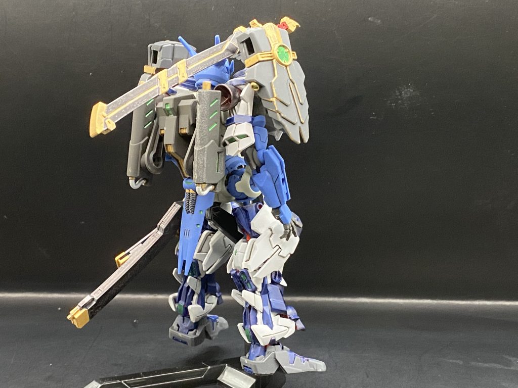 全身を前後からバックパックはアノクタそのままにしてますがTRシリーズのダイダロスユニット辺りが発売されれば装備させたいですね(丸っこいブースターのようなものが欲しい)