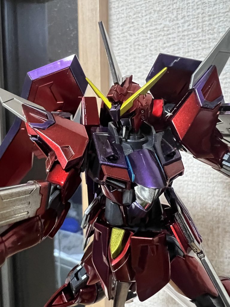 塗装レシピはいつも通りで下地EXブラック→プレミアムミラークローム上塗りはクリアレッド、クリアバイオレット、クリアブルー、クリアイエロー関節はガンダムカラーMSグレー連邦系ちょっとクロームの塗装スキルが上がった気がする😊