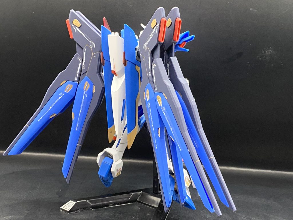 全身を前後からライジングフリーダムとストライクフリーダムのライフルを両方とも持ってます。