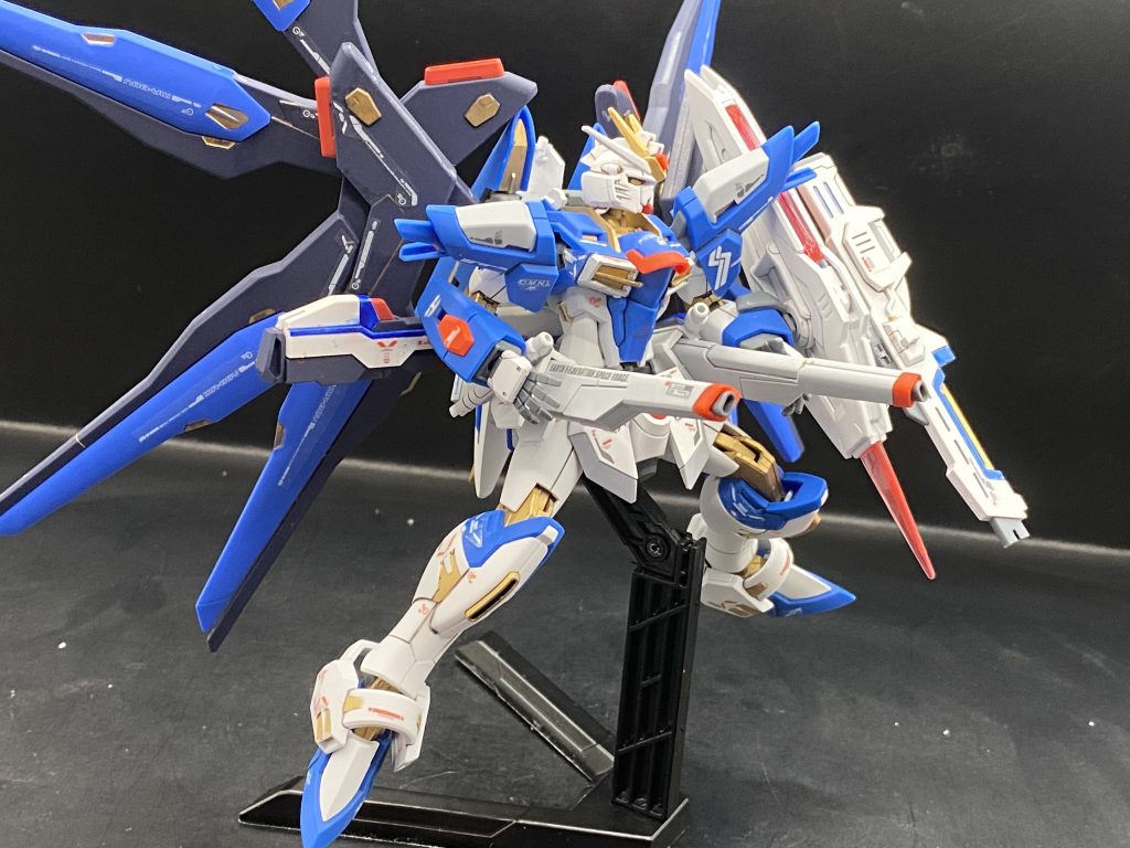 レール砲を構えてポーズ