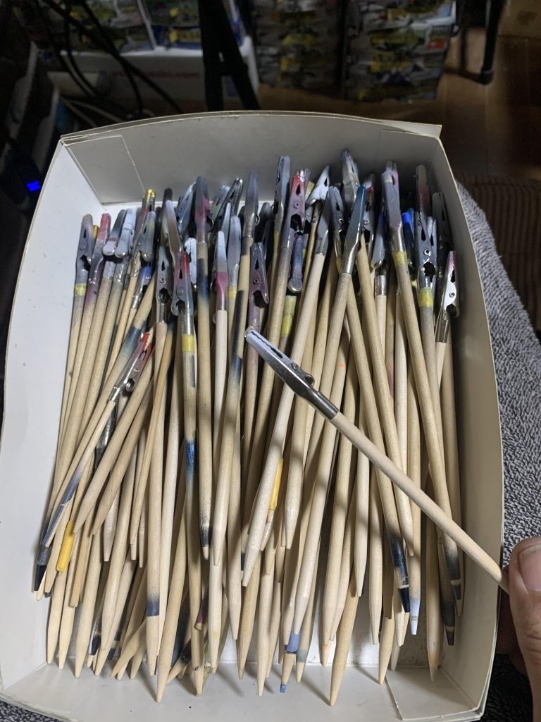 手に持ってる棒の先端をよーくみてください。パーツの紛失じゃなくて、挟んだまま持ち手棒BOXに入れていただけでした(笑)