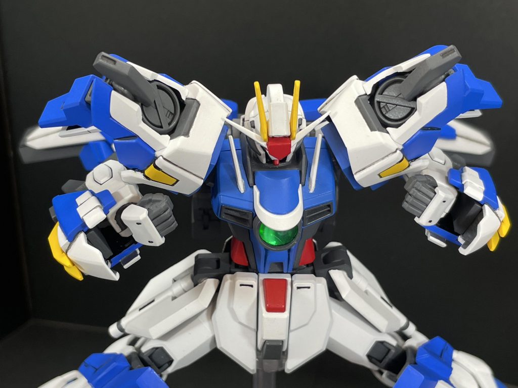 肩部アーマーに搭載されたユニットにより、GNフィールドとIフィールドを融合した鉄壁の防御力を誇る「GNIフィールド」を発生させることが可能。