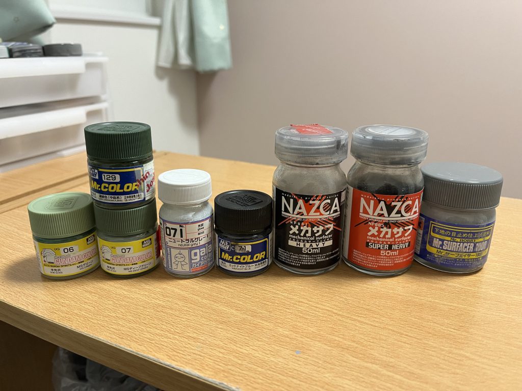 ●使用塗料本体(緑1):Mr.カラー MSグリーン本体(緑2):Mr.カラー MSディープグリーン(+濃緑色 中島系 ってなに?スケールやらないので無知です)本体(白):ガイヤカラー ニュートラルグレーⅠ(グラデもこれで)本体(黒):Mr.カラー  ミッドナイトブルー間接:メカサフ HEAVY武器:メカサフ SUPER HEAVYトップコート:Mr.カラー スーパースムースクリア(つや消し)