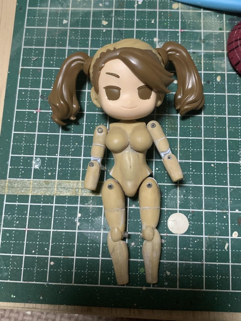 当時、ボディ共通で他の人間キャラもSD化しようと思っていたので、まずはエポパテで原型を作りました。