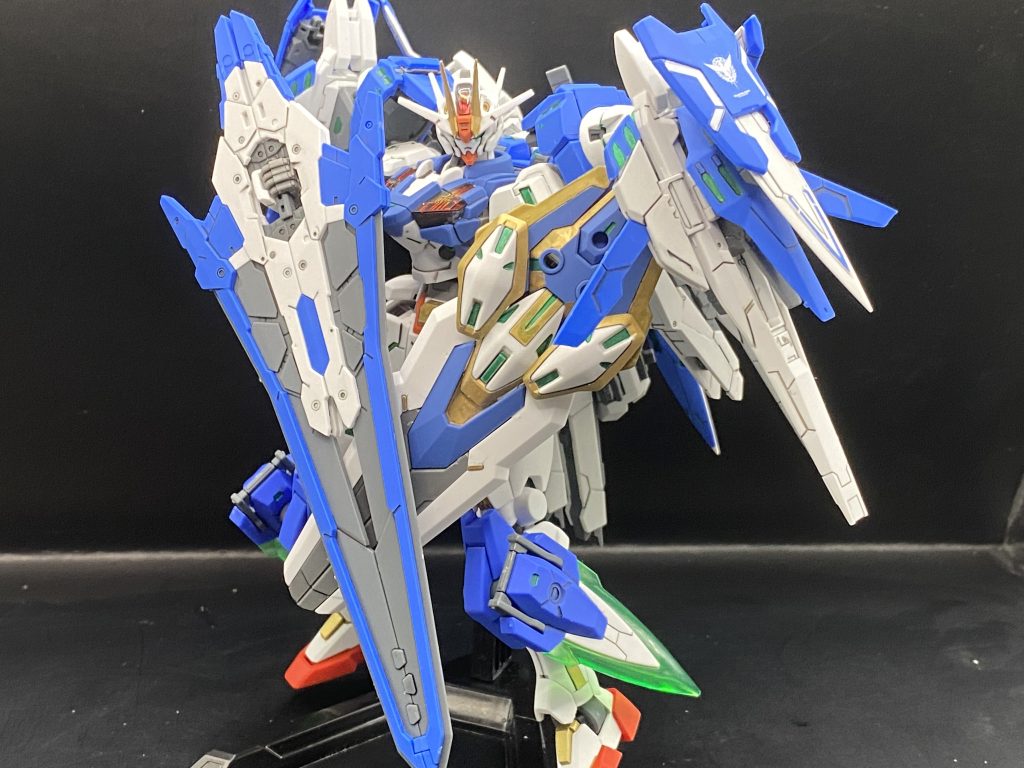 そして大型の相手にはこの大剣でぶった斬る！大盾も構えてさながら騎士のような見た目になります。そのために部分塗装は金色で行いました。