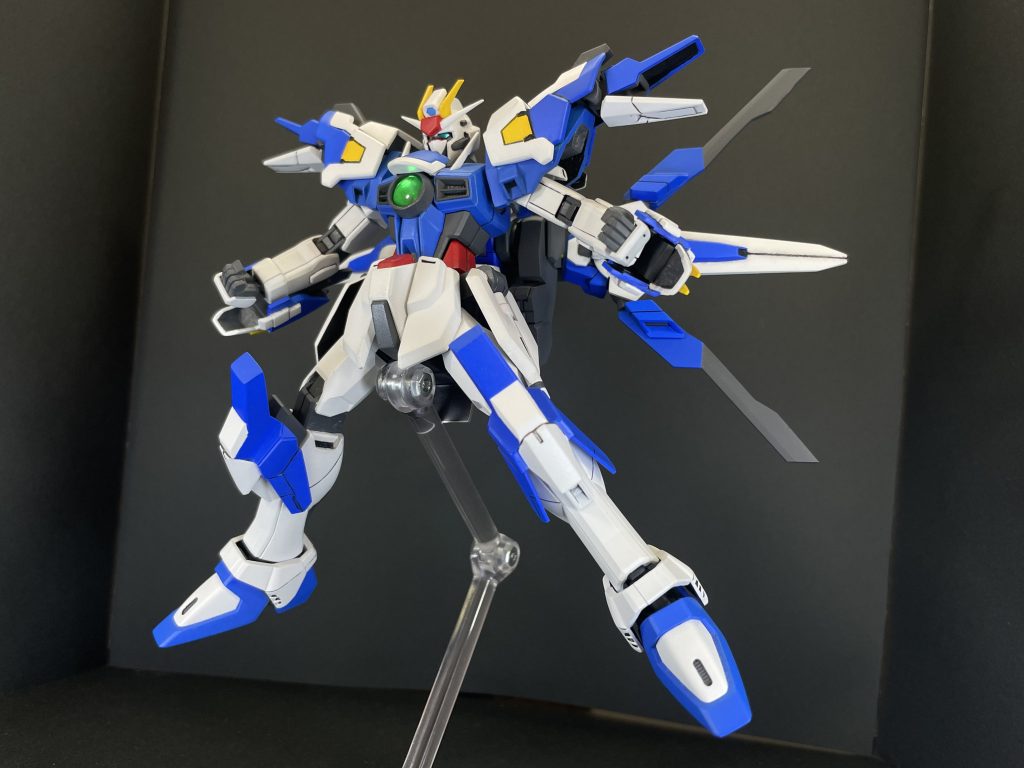 トランザムの発動時には肩部アーマーから放熱フィンが展開し、排熱効率・機動力が飛躍的に向上する。