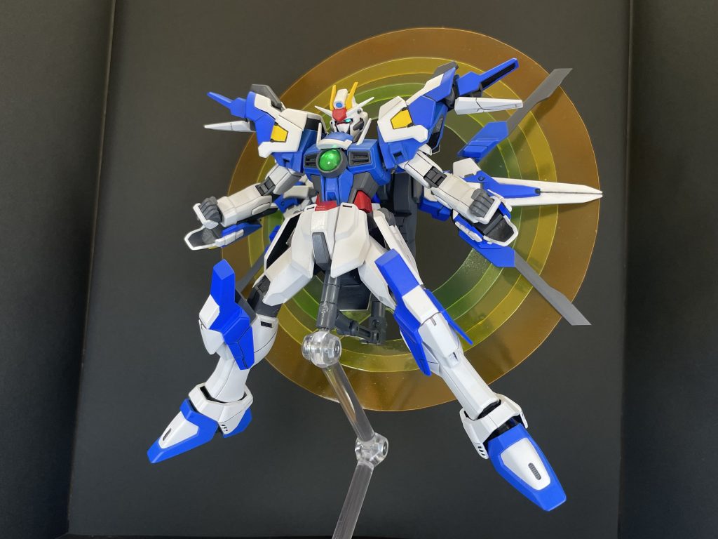 最大出力時には、機体表面の高濃度粒子の表層が剥離することで、F91の最大稼働状態において発生する金属剥離効果(M.E.P.E.)と同様の「質量を持った残像」が発生すると同時に、ゴッドガンダムのハイパーモードにおいて発現する「日輪」に酷似したGN粒子による光輪も発生する。