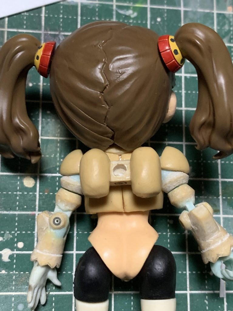 バックパックもパテ造形してますね。