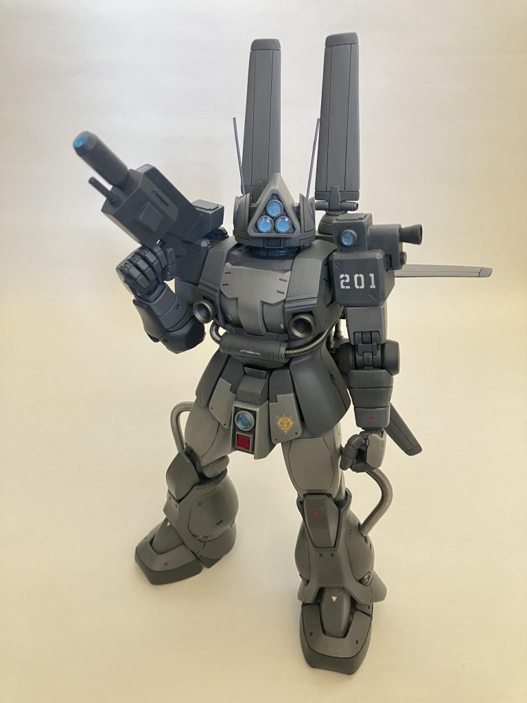 カメラマンがカメラ目線にちょっとかわいいかも...ザクフリッパーのカメラガンのレンズは青、偵察型は赤にしてあります