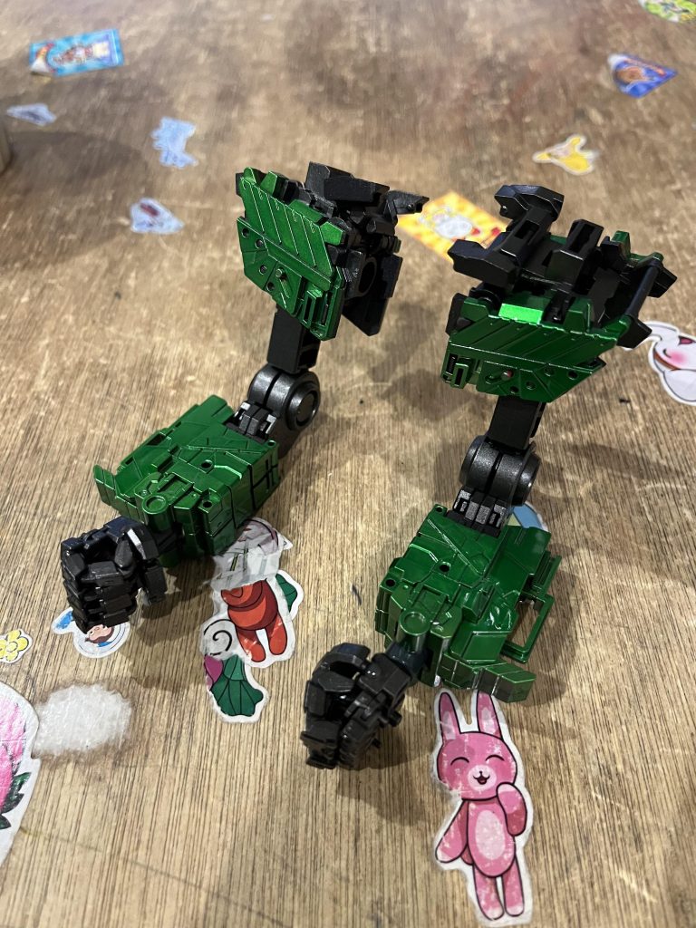 内部フレームは黒サフ→黒鉄色です