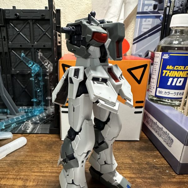 RG RX-93ffνガンダムに続いてファーストロッドカラー素組み制作フィンファンネル組み立てたら素組み制作完成ロールアウト前のアレをやってみたかったのでマスキングテープでメインカメラ隠してます笑（1枚目）