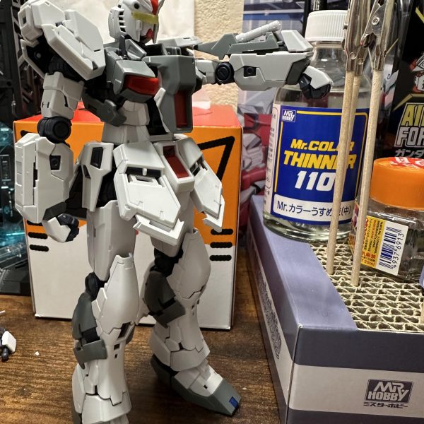 RG RX-93ffνガンダムに続いてファーストロッドカラー素組み制作フィンファンネル組み立てたら素組み制作完成ロールアウト前のアレをやってみたかったのでマスキングテープでメインカメラ隠してます笑（2枚目）