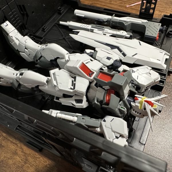 RG RX-93ffνガンダムに続いてファーストロッドカラー素組み制作フィンファンネル組み立てたら素組み制作完成ロールアウト前のアレをやってみたかったのでマスキングテープでメインカメラ隠してます笑（4枚目）