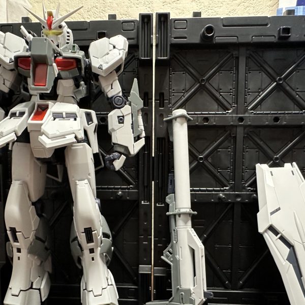 RG RX-93ffνガンダムに続いてファーストロッドカラー素組み制作フィンファンネル組み立てたら素組み制作完成ロールアウト前のアレをやってみたかったのでマスキングテープでメインカメラ隠してます笑（5枚目）