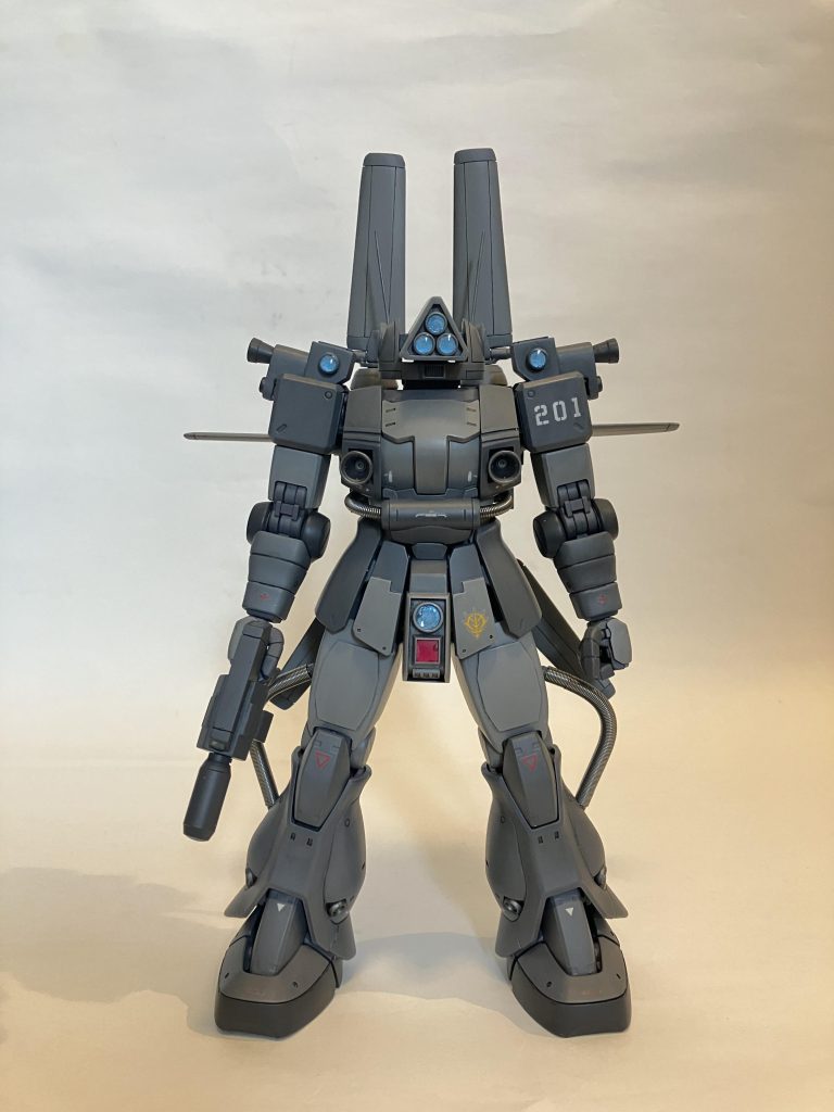 特徴的な頭部のカメラを追加してレンズだらけになりました♪(๑ᴖ◡ᴖ๑)♪カラーリングはMSVと同じグレーを基調とした3色で塗装してレンズはレジンにしました