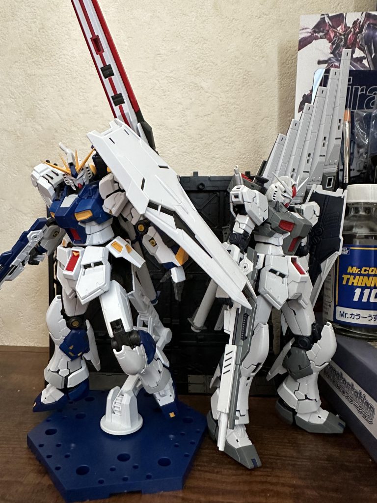 ffνガンダムとファーストロッドを並べるとこんな感じ♪これ…………EGのffνガンダム購入すべきだったなーと後悔笑RGサザビーもマジで欲しい…………笑