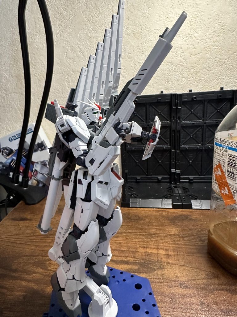 フィンファンネルが重いので右の方に偏りが出ますが、ポージングをとらせると問題なくカッコいい！