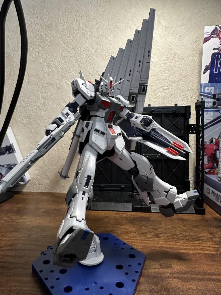 ファンネルを装備した状態で自立させるのはなかなか結構厳しいと思います。ちなみにコックピットハッチの赤い部分と股間の赤い部分は本来グレーなのですが赤い方が好みなのでこちらにしました♪