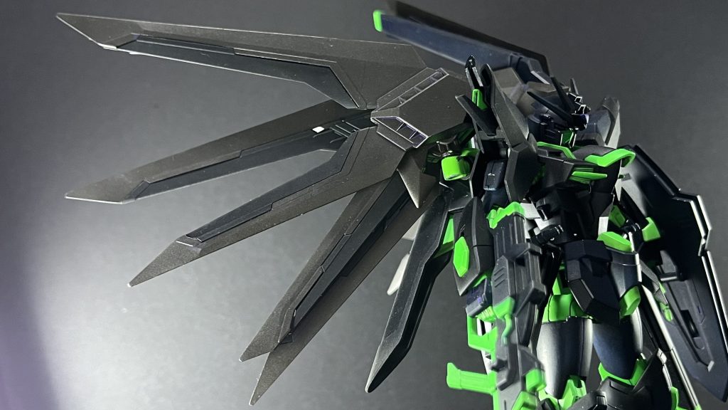 ウイングはつや消しブラックとプリズムブルーブラックで塗装。プリズムブルーブラックは使いこなすのが難しい塗料ですね...。精進したいです。調色したネイビーの方が良い色出せてしまっていました。