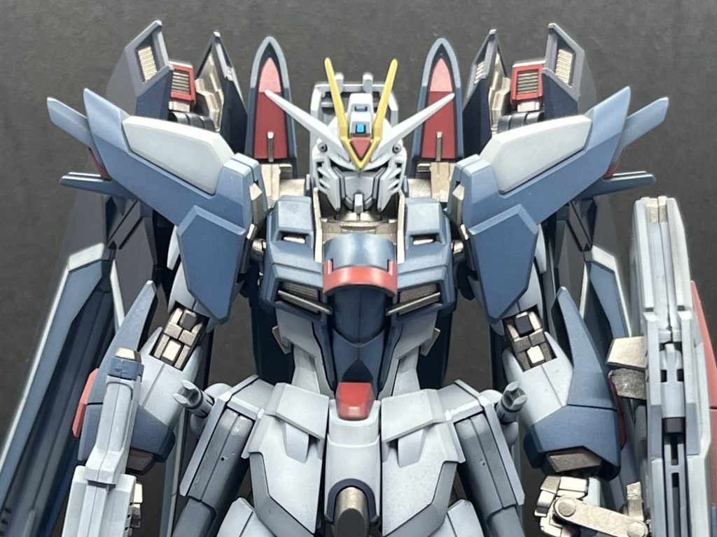 頭部カメラはLEDで発光します。磁気でスイッチON/OFFできるLEDで外側から磁石を近づけるとON/OFFできます。物自体も小型なので首下胴体にスペースを作って埋め込んでいます。